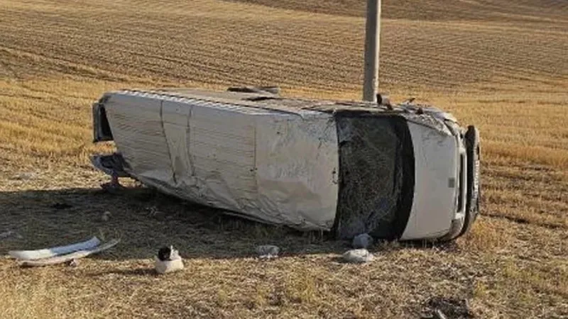 Sivas'ta tarım işçilerini taşıyan minibüs uçuruma yuvarlandı: 3 ölü, 18 yaralı!