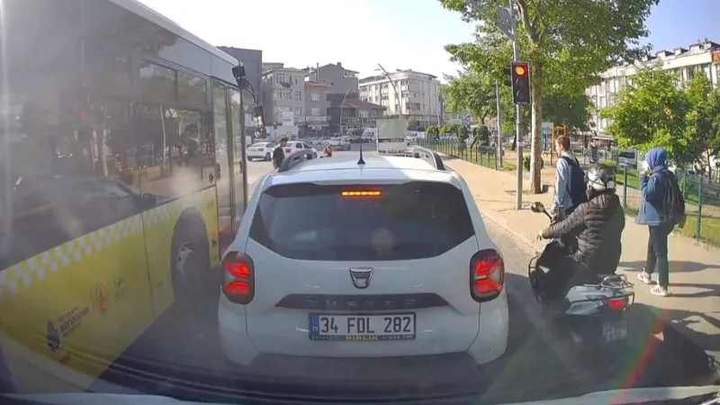 Sultangazi'de kırmızı ışıkta geçmeye çalışan motosikletli öğrenciye çarptı