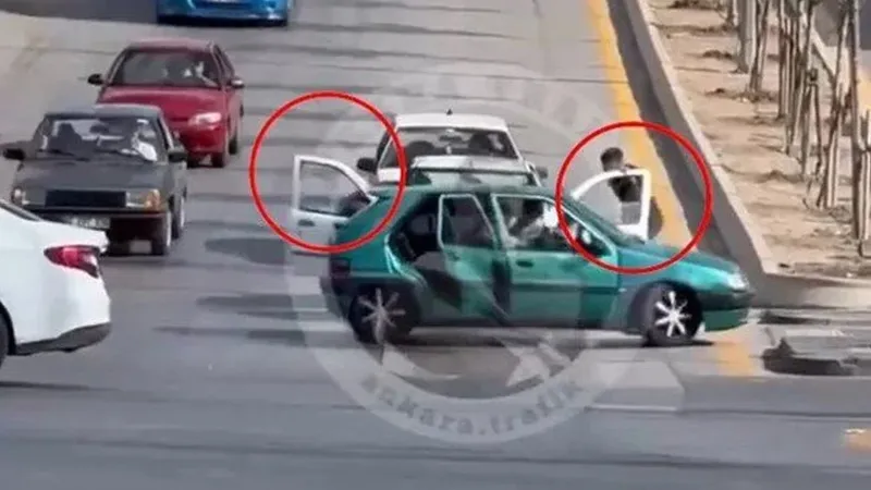 Trafikte kılıç ve bıçakla saldırı... Yakalandılar!